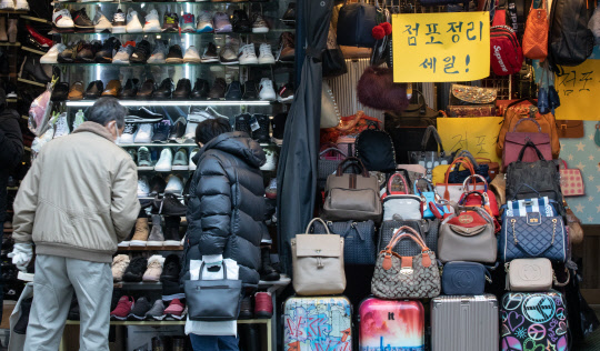 코로나19 상황이 지속되면서 자영업자들의 폐업 신고가 잇따르고 있는 21일 서울 중구 남대문시장 한 상점에 정포정리 세일 안내문이 붙어 있다.  (사진=이슬기기자 9904sul@)